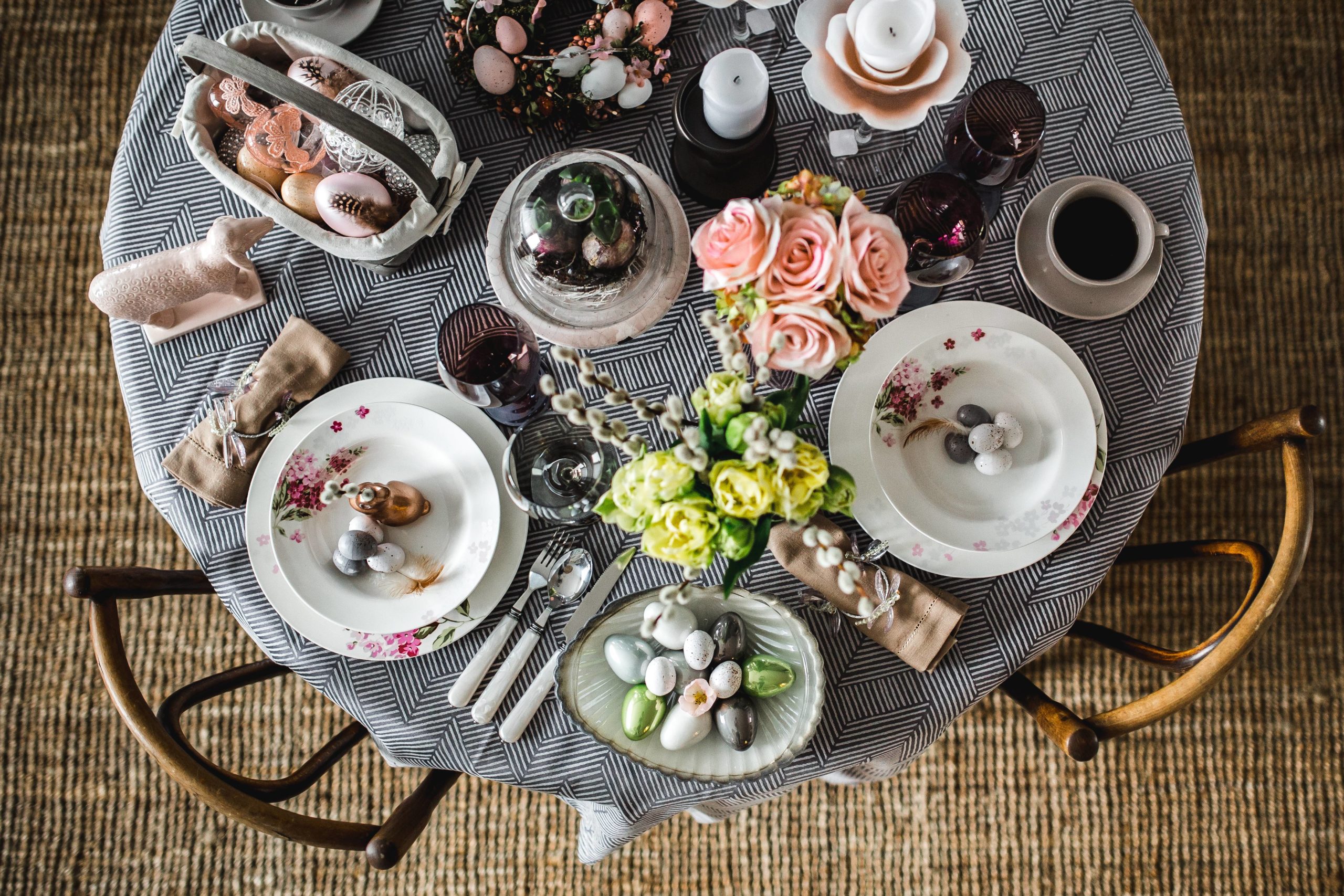 Ostern Tisch rund mit Dekoration und Eiern Blumen Lamm, Ostern - prickelnde Menü Ideen