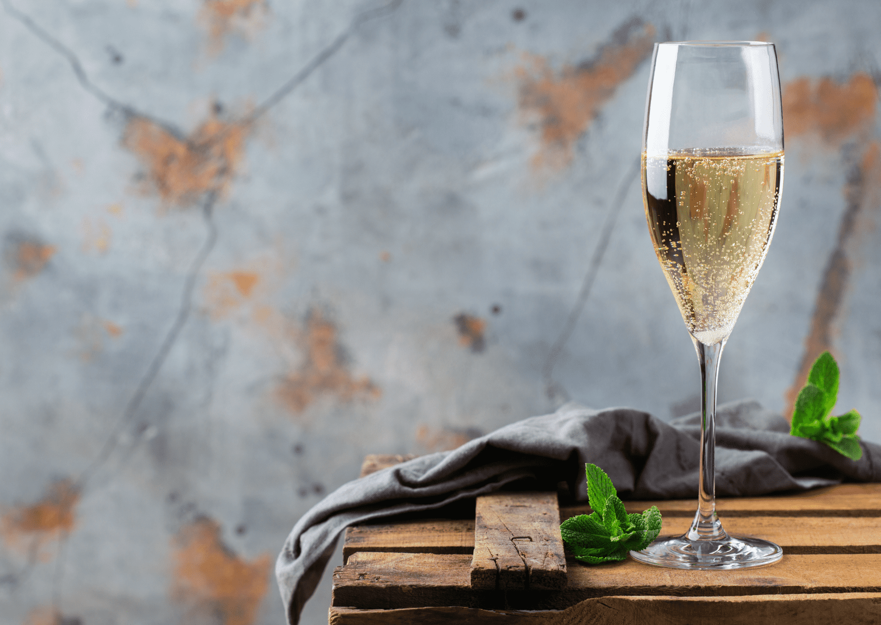 Alkoholfreier Sekt in eleganten Gläsern mit feiner Perlage Alkoholfreier Sekt in eleganten Gläsern mit feiner Perlage