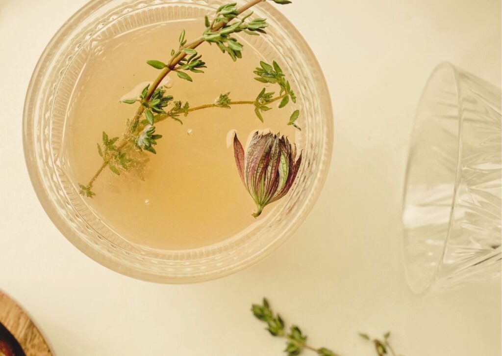 Zutaten für Proxy Drinks: Verjus, Kräuter und Tee als alkoholfreie Alternative