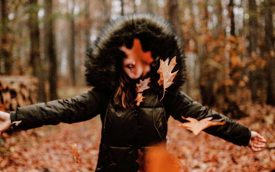 Herbst Wald Laub Frau - Der richtige Sekt für den Herbst