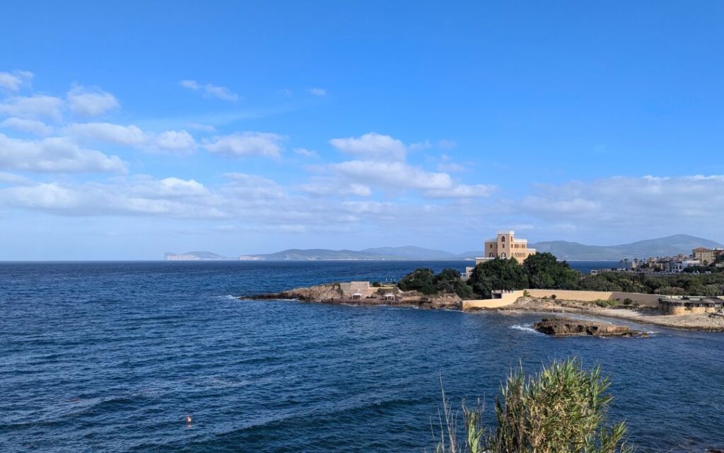 Alghero Strand Nuraghe Turm

Sardinien - Tradition trifft Spritzigkeit! 