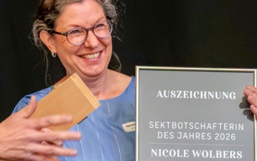 Nicole Wolbers erste Sektbotschafterin für deutschen Sekt des Sektmacher Verbandes, Kuratorin für Schaumweinkultur mit der Auszeichnung.